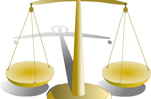Balance scale comparing Pty Ltd, close corporation and sole proprietor structures in South Africa